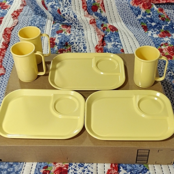 Vintage Rubbermaid Set of 3 Yellow Melamine Trays With‎ Cups - Picture 5 of 12